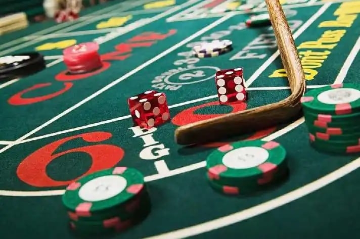 Pemain sedang memasang taruhan olahraga secara online dengan antarmuka mudah